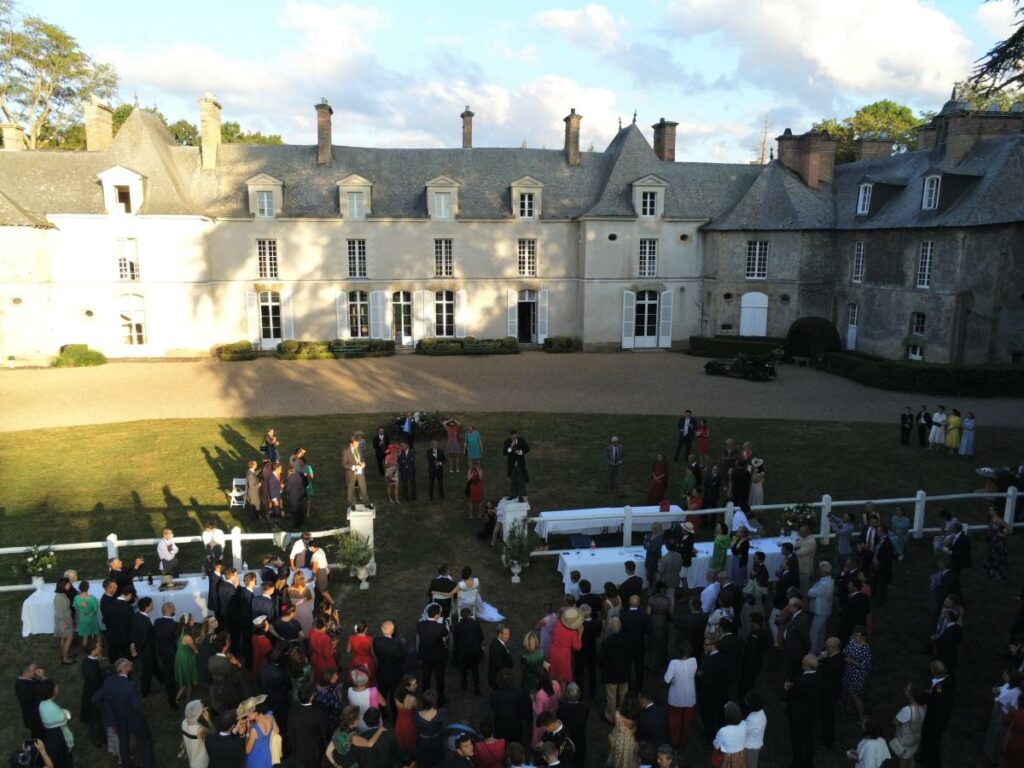 Cocktail de mariage devant la façade Ouest du Château de Blossac, Bretagne