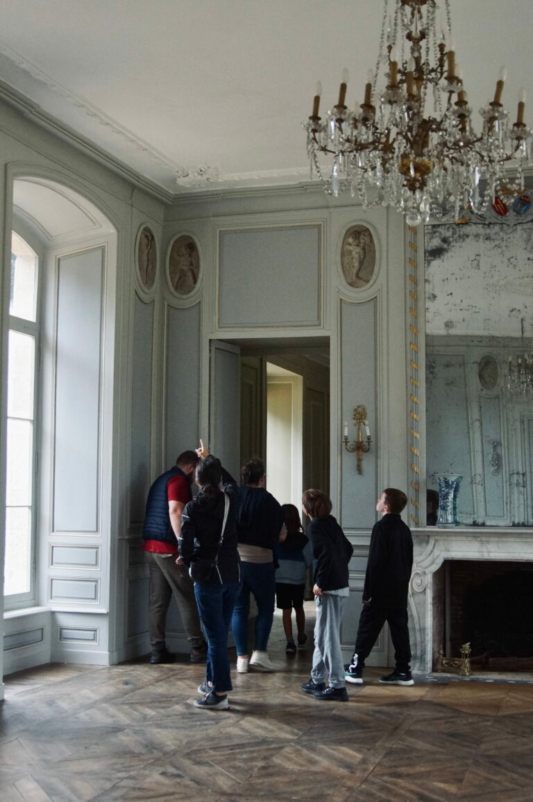 Visite guidée des salons du XVIIe siècle au Château de Blossac avec un membre de la famille propriétaire