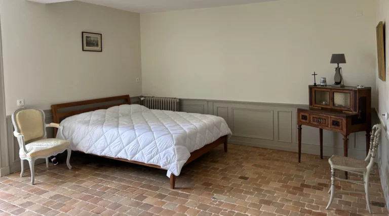 Chambre individuelle dans les étages du Château de Blossac, monument historique à 15 minutes de Rennes